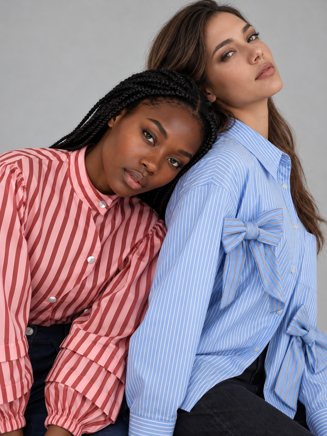 Aminia pose la tête sur l’épaule de Lilly ; leurs regards se tournent vers l’objectif