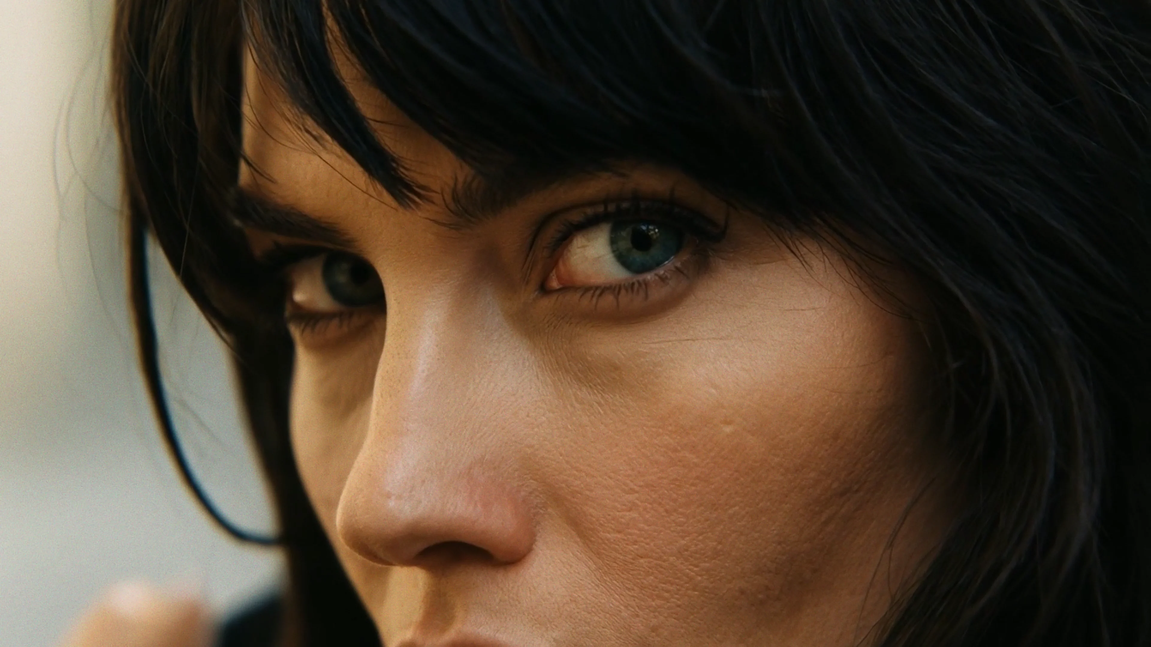 Détail du visage brun : regard, texture de peau et petites variations de teint