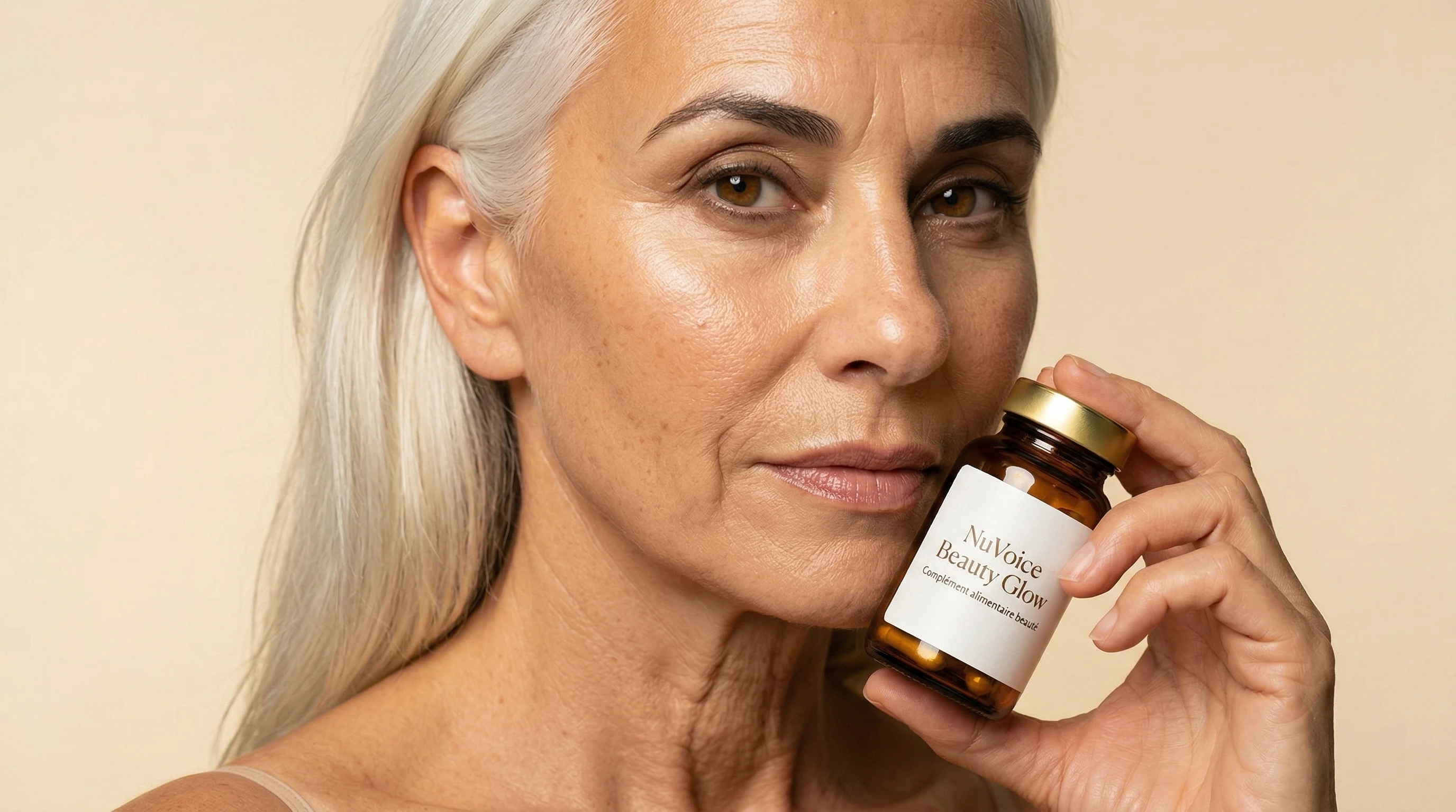 Modèle aux cheveux blancs présentant Beauty Glow, avec les nuances et les plis de la peau visibles